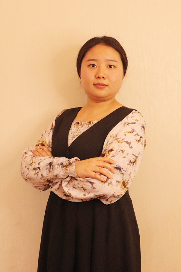 宜君何爱玲 本科学历，优秀班主任
